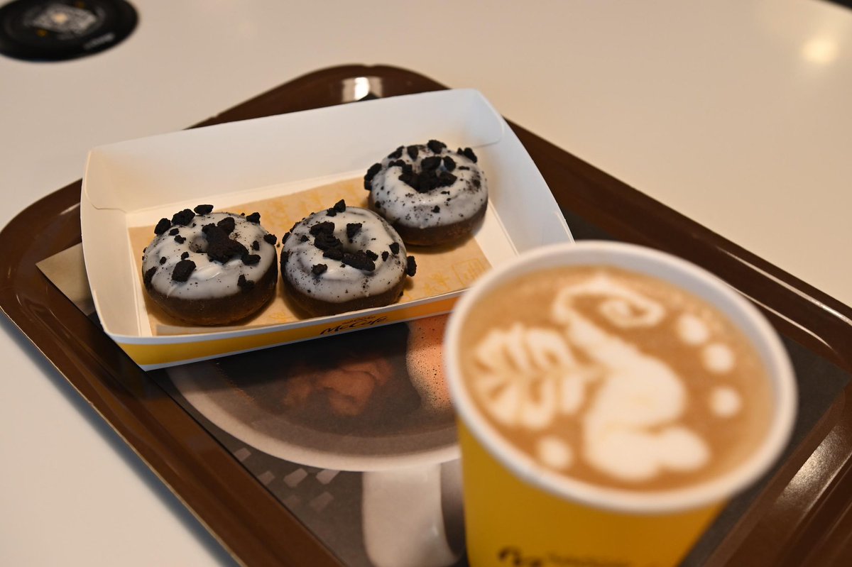 قهوة + دونات = وصفة السعادة ☕️ 🍩 
جربتوا الميني أوريو دونات ولا للحين؟ 😍 اذا للحين لا يفوتكممم