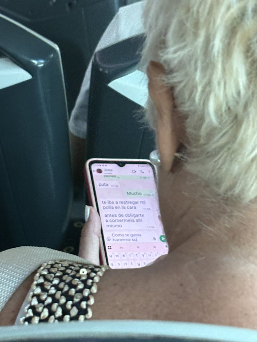 Hoy me han sacado esta fotografía en el Bus camino al supermercado, ya esta saliendo el fachilla que me ha sacado la foto, porque estaba teniendo una conversacion intima con mi Jose y no quiero que se filtre 😡😡