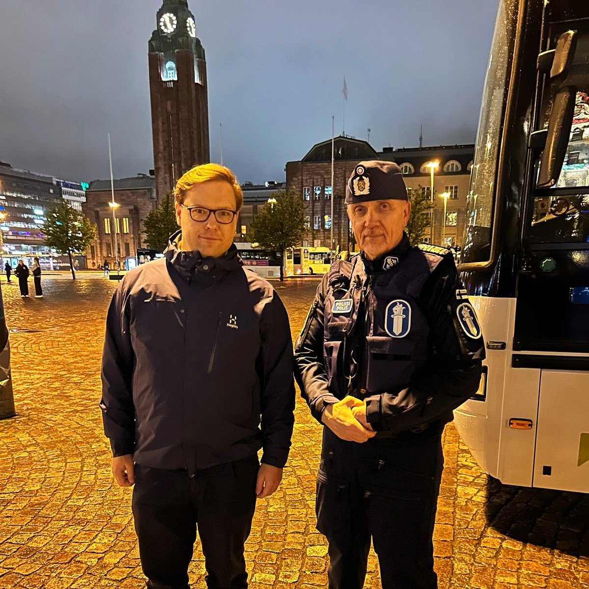 Helsingin poliisipäällikkö Jari Liukku ja ylikomisario Jere Roimu esittelivät kaupungin turvallisuustilannetta ja poliisin arkea perjantai-iltana Helsingin pormestari Daniel Sazonoville.

Keskustelujen aiheina olivat muun muassa Helsingin turvallisuus ja huumausaineiden haitat.
