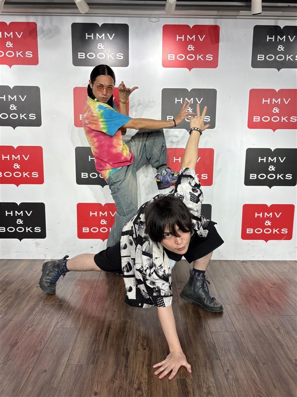 HmvBooksShibuya's tweet image. 【#挫・人間】@za_ningen(@shimokawakun/@seiKOKANEji)
本日は【「#わりきれないよ」発売記念インストアイベント】を開催🎡
イベント終了後にアクロバティックなお写真を頂きました📸✨
 
そして‼本日フラゲ日💿
特典会は大盛り上がりでした✨✨
 
またの開催をお待ちしております🎶