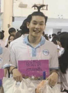 ตอนติ่งแรกๆไม่รู้ด้วยซ้ำว่าเคยเจอออฟโรดที่มศว.บ่อยๆ(ไปถ่ายรูปงานช่วยรุ่นพี่) จนพี่ๆมาบอกนี่แหละ  แกเป็นรุ่นพี่ออฟโรด ทั้งส่งรูป เล่าเรื่องน้องให้ฟัง ออฟโรดเป็นที่รักของทุกคนจริงๆ มีแต่คนเอ็นดู เวลาคุยแชทคือครับทุกคำ โคตรน่ารักไอ้เด็กผมจุก ดังด้วยใครถามก็รู้จักแต่หาตัวยาก555555