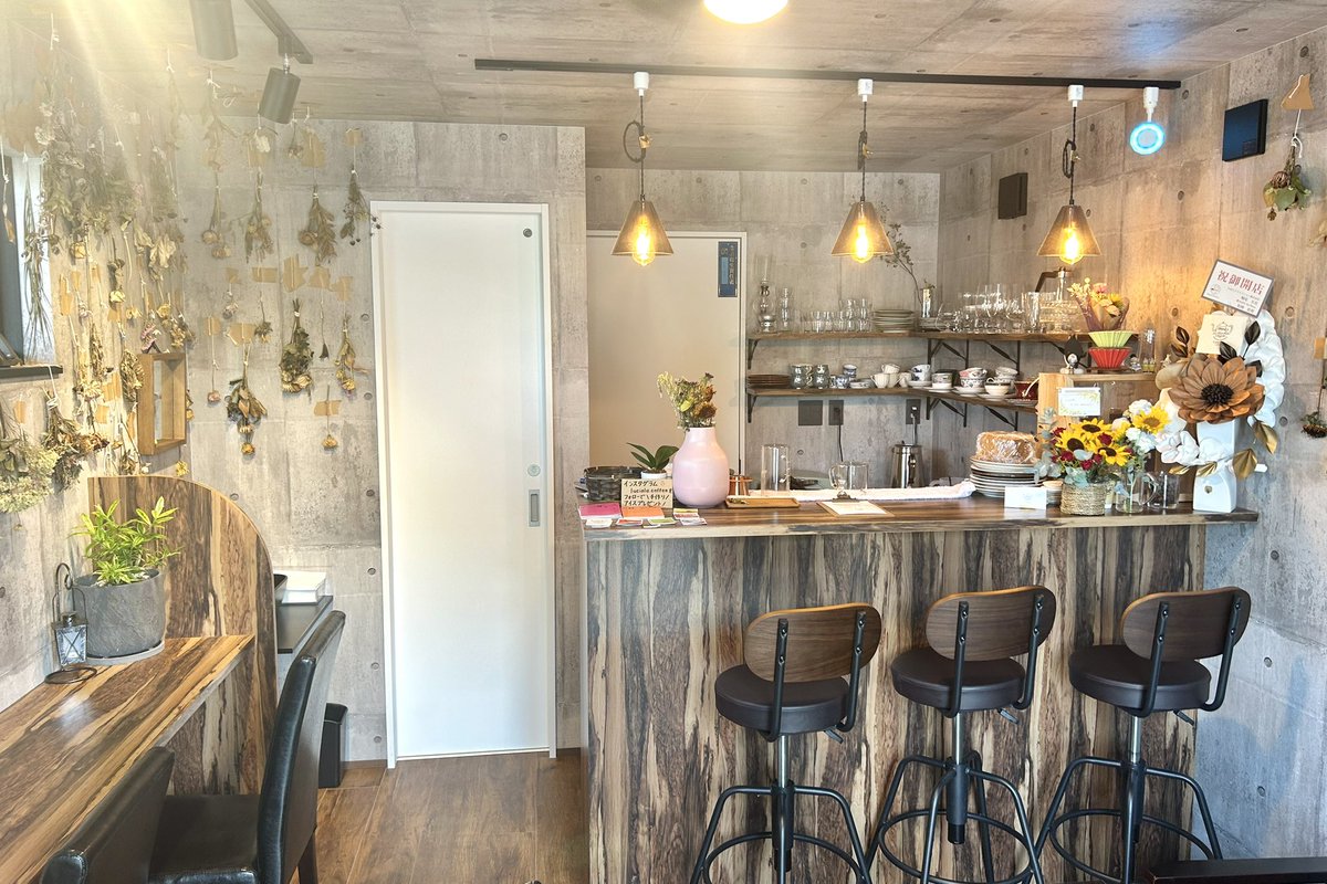 南区・笠寺駅近くにオープンした『ルキオラコーヒー』は自家製スイーツとコーヒーを素敵な空間で楽しめるカフェ。

プリンは固めの大きめサイズ。
優しい甘みとカラメルのほろ苦さ、クリームのまろやかさが相性抜群です。