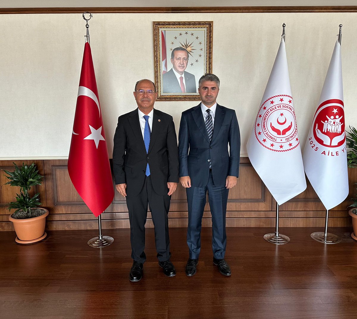 Zafer TARIKDAROĞLU (@ztarikdaroglu) on Twitter photo 25, 26 ve 27.Dönem AK Parti Osmaniye Milletvekilimiz Sayın Mücahit Durmuşoğlu’nu Bakanlığımızda misafir ettik.
Nazik ziyaretleri için Sayın <a href="/mdurmusoglu/">Mücahit Durmuşoğlu 🇹🇷</a> vekilimize teşekkür ediyor, çalışmalarında başarılar diliyorum. 25, 26 ve 27.Dönem AK Parti Osmaniye Milletvekilimiz Sayın Mücahit Durmuşoğlu’nu Bakanlığımızda misafir ettik.
Nazik ziyaretleri için Sayın <a href="/mdurmusoglu/">Mücahit Durmuşoğlu 🇹🇷</a> vekilimize teşekkür ediyor, çalışmalarında başarılar diliyorum.