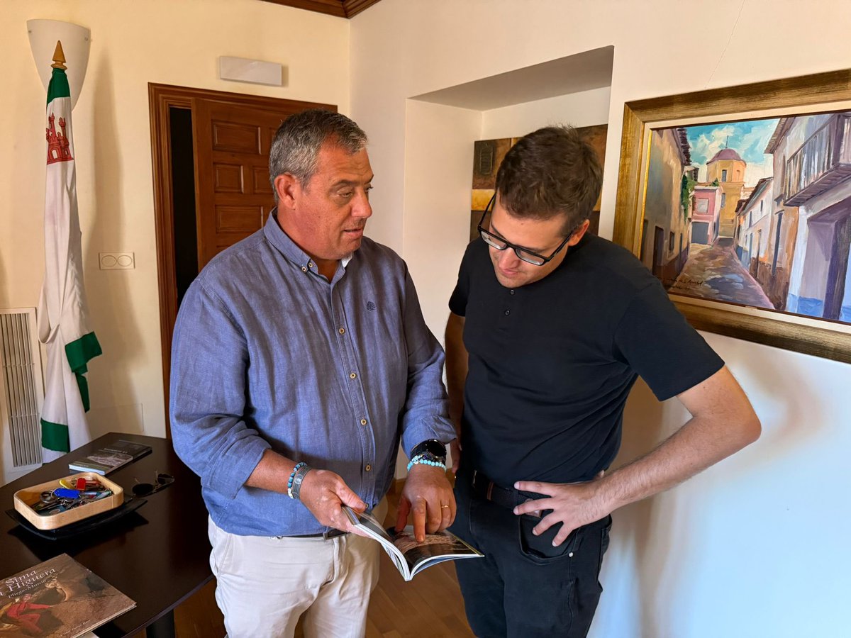 Recepción del alcalde, D. Antonio Huéscar Pérez, al Rvdo. D. Alberto Muñoz Pardal, canciller-secretario de la Archidiócesis de Valladolid, quien presidirá hoy la Cuarta Novena en honor a la Virgen de los Remedios.

#Pliego #VirgenDeLosRemedios