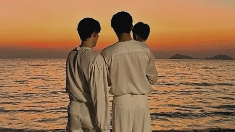 dinoyaurs's tweet photo. #kratingmeen
⟡ #tingmeen family au ⟡

—who gets papi’s attention? https://t.co/mGlbuBun7e