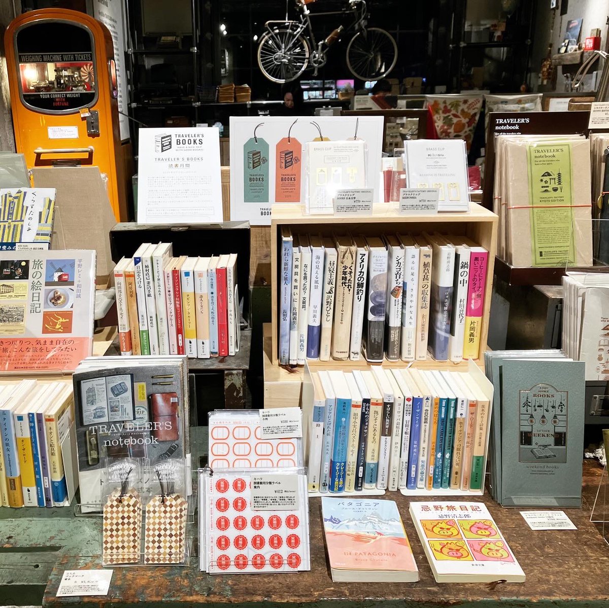 travelers_fac's tweet photo. 明日9/3よりトラベラーズファクトリー各店では読書月間イベントが始まります。中目黒では、weekend booksの店主、高松さんが選んでくれた古書コーナーが登場。今年はweekend books15周年を記念したコラボリフィルに限定ブックカバーも発売。書籍をお買い上げのオリジナルブックマークをプレゼント！ https://t.co/gCUpvQjeah