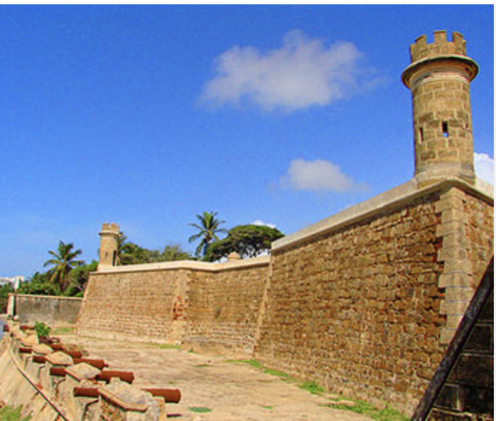 historiacaribe's tweet photo. El artículo "Fortificaciones y poblamiento en la isla de Margarita frente  a los ataques franceses durante  el siglo XVII", del historiador Gabriel Herrera,  analiza cómo las incursiones de piratas europeos en la isla de Margarita durante los siglos XVI y XVII obligaron al imperio español a fortalecer las defensas y fortificaciones de la isla. Además, destaca cómo la población local aprendió a organizarse y resistir los ataques extranjeros. 
No te pierdas de esta historia, sigue leyendola en el "Dossier Historias e historiografias más allá del Caribe" en: https://t.co/nGXz3IX4Ty