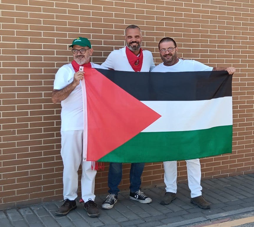 Kaparrotsuko jaietan eta bertako lagunekin Palestinaren kontrako genozidioa salatzen