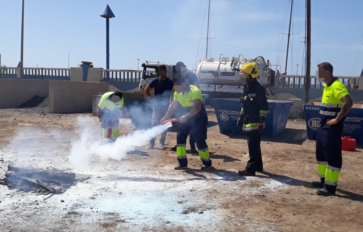 🗓️ Esta semana nuestras charlas de #Formación de #SSL 🧑‍🏫 tratan sobre "Extintores de incendios".  🧯

☝️ La formación es básica para que una reacción rápida y el uso el extinguidor apropiadamente, reduzca las pérdidas y minimice los daños personales.   🤕

#Formación #PRL 💙
