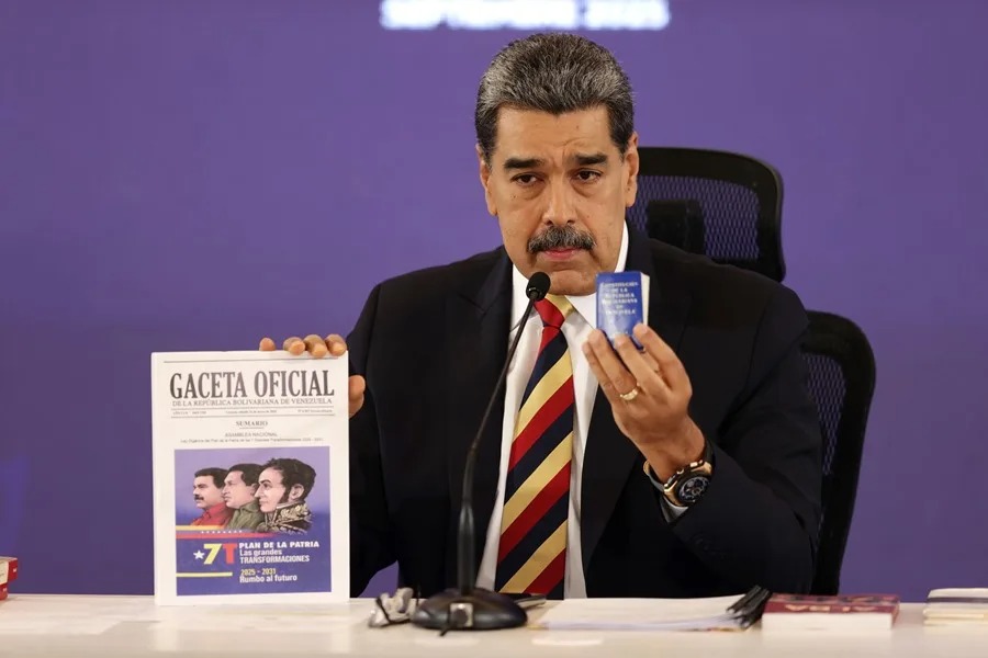 #NoticiasEV Nicolás Maduro califica el despliegue de buques de guerra de EEUU como una "provocación militar" contra Venezuela. 😱 

Maduro compara la situación con la crisis de los misiles en Cuba de 1962. ¿Escalada de tensiones? 🇺🇸🇻🇪 

#Maduro #EEUU #Geopolitica