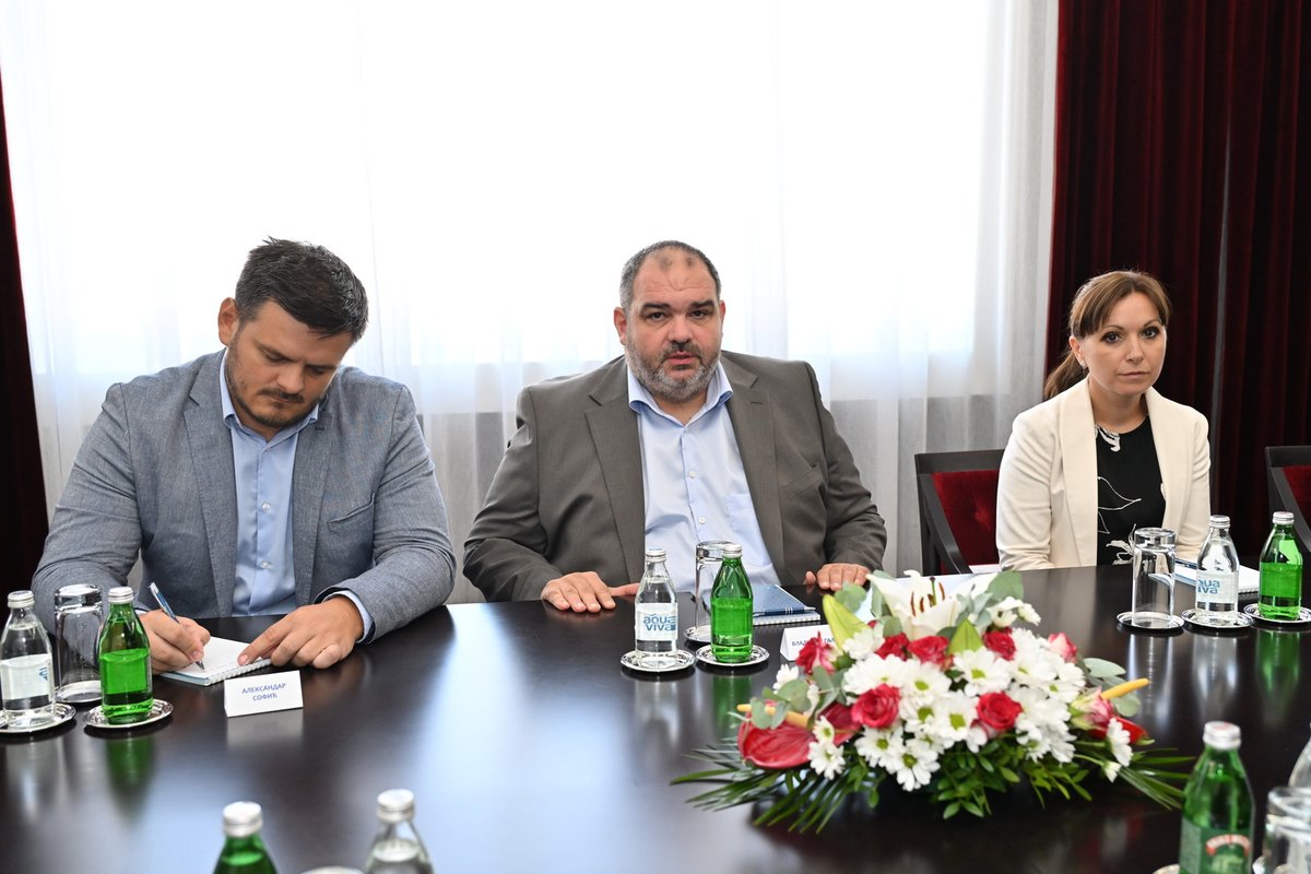 PSRRMSLS's tweet image. Покрајинска влада подржаће развојне пројекте у општини Босанско Грахово
Секретар Александар Софић изјавио је да ће се у наредном периоду бити реализовати најважнији пројекти за ову локалну самоуправу, а посебан акценат биће на подршци деци и ђацима. skr.rs/zSnC