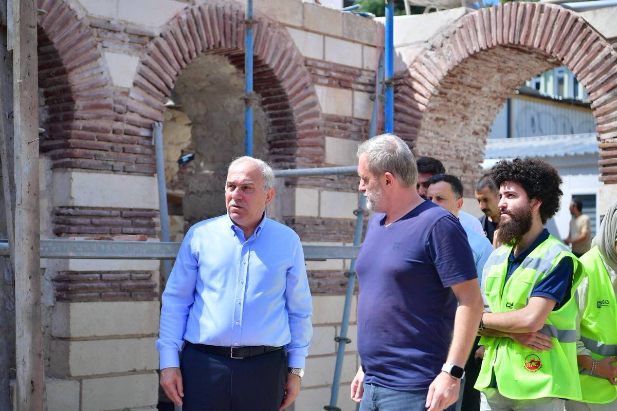 Suriçi İstanbul'unun kültür mirasını korumak hem Fatih'e duyduğumuz vefanın hem de vazifemizin bir gereği.

Kültürel mirasa sahip çıkmak, geçmişin eserlerini yaşatmanın da ötesinde, daha güçlü bir geleceğe uzanan köprüleri kurmak demektir.

✅ 17. yüzyıl eseri Muid Ahmed Efendi