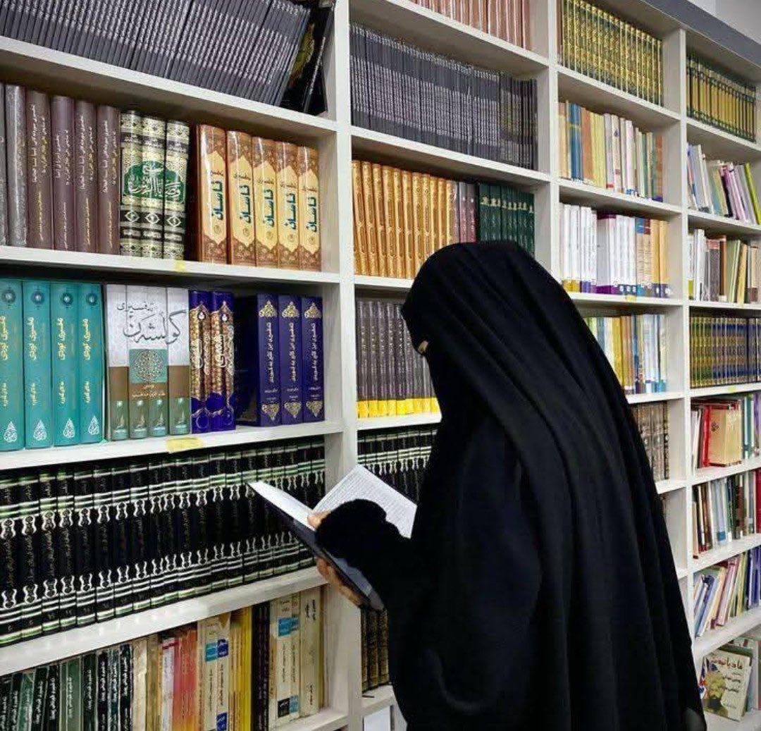 وليس في الخِمار والنقاب تشددٌ
ولكن السِتر في عين العراة ثقيلُ 
عن أم سلمة قالت لما نزل قول الله: ( يدنين عليهن من جلابيبهن خرج نساء الأنصار كأن على رؤوسهن الغربان من الأكسية ).
حفظ الله نساء المسلمين في كل مكان
وزادهن وقارا وطاعة لله ورسوله وجنبهن شياطين الإنس والجن. #رسالة_اليوم