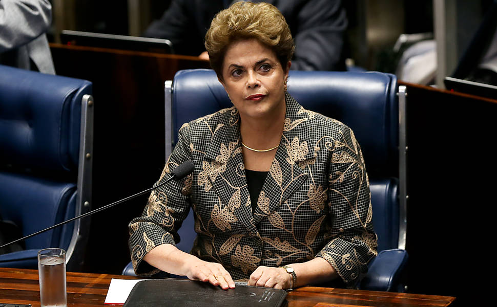 bcppolitica's tweet photo. Em 29/08/2016, na véspera da votação do impeachment no Senado, Dilma Rousseff escolheu fazer sua defesa pessoalmente, encarando seus algozes por  12 horas.

Hoje, Bolsonaro escolhe se esconder em casa e foge do próprio julgamento, fazendo o que sempre fez: ser covarde. https://t.co/i5pUNCjK3T