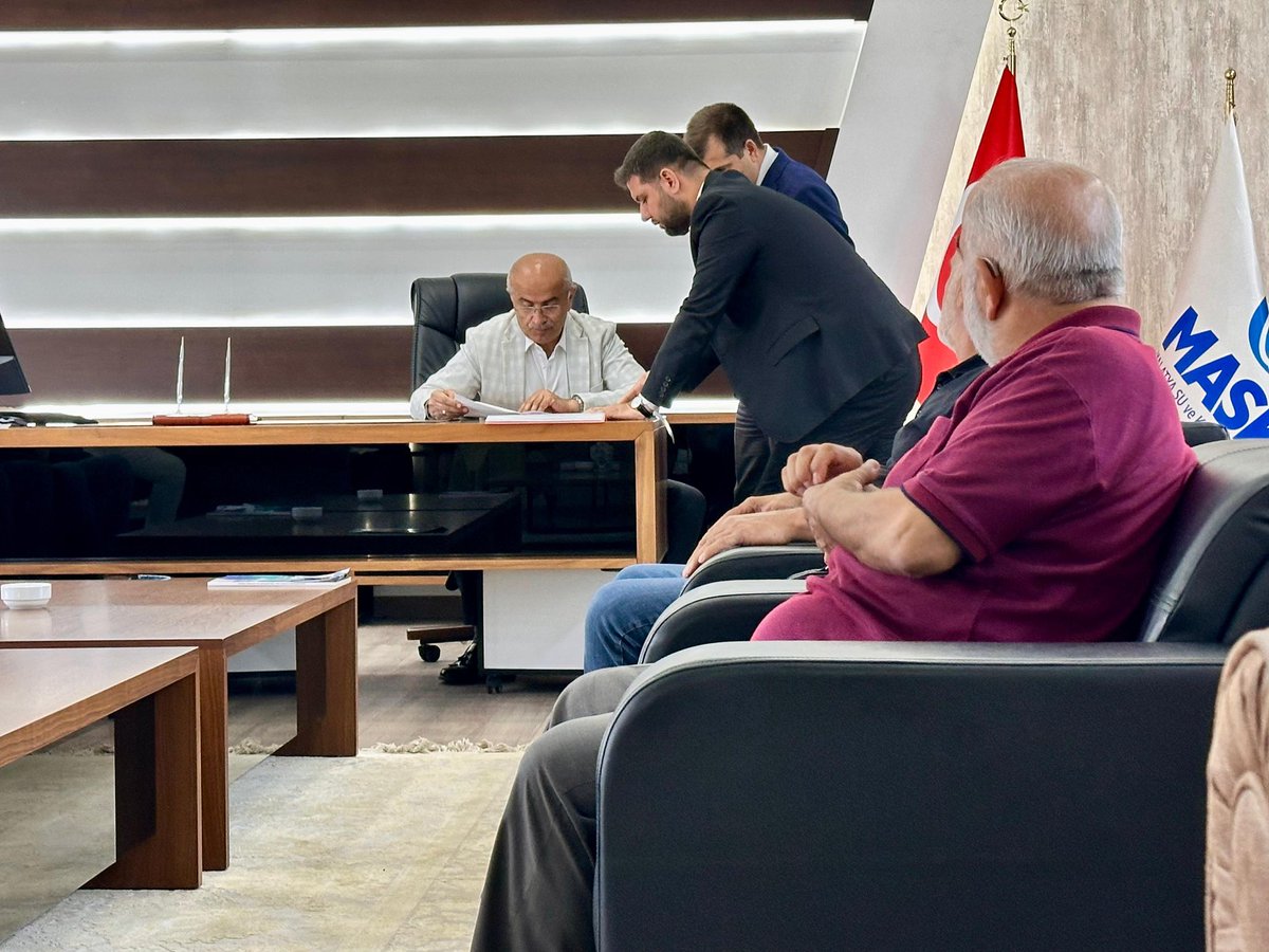 daimfed's tweet photo. 🏗️ Malatya Şube Başkanımız Kadircan Esen ve yönetim kurulu üyelerimiz, Malatya Büyükşehir Belediye Başkanı Sayın Sami Er’e Eski Sanayi Sitesi’ne dair hazırladıkları projeyi sunarak şehrin geleceği adına önemli bir adım attılar.

📌 Federasyonumuzun vizyonunu yerelde güçlü projelerle hayata geçiren Malatya Şubemizi tebrik ediyor, bu çalışmaların Malatya’nın ticaretine, sanayisine ve şehir dönüşümüne katkı sağlayacağına inanıyoruz.

🤝 Birlikte daha güçlü bir şehir ve sektör için çalışmaya devam edeceğiz.