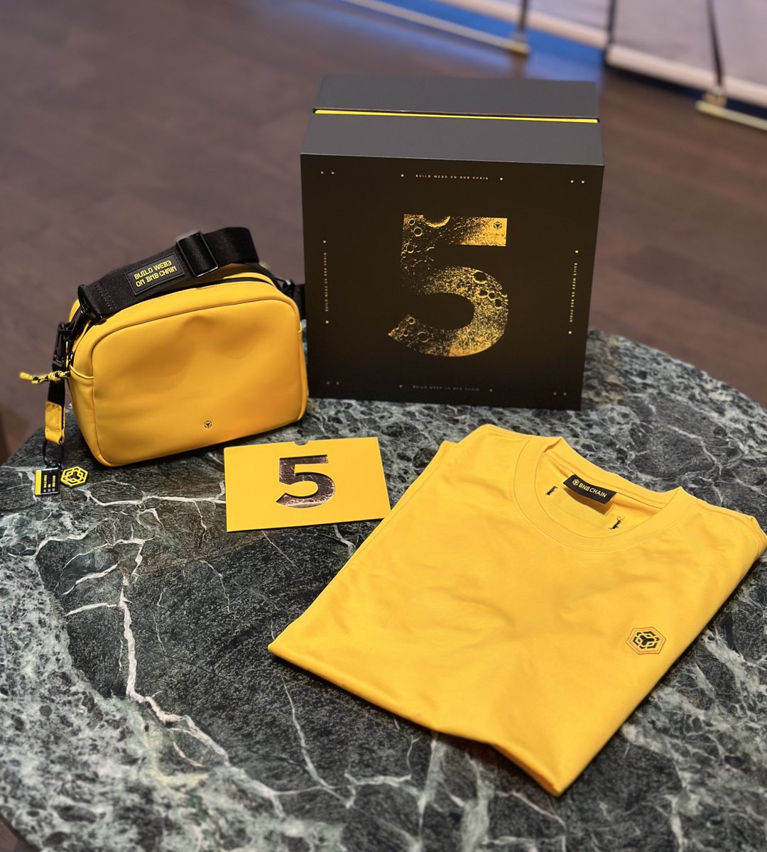 BNB Chain 五周年生日快乐(*≧ω≦)/

收到  #BNBChain 五周年礼盒 
BNB五周年新款T恤，logo更小，更时尚，和潮牌一样，有亿点好看呀😍

我朋友问我这件衣服在哪里买的，找我要链接，我要怎么告诉他🤔 <a href="/cain_bnb/">九九Cain</a> 

【本条推特三连｜周五开奖】🎁 
评论区送一句祝福 —给 bnbchain 😊