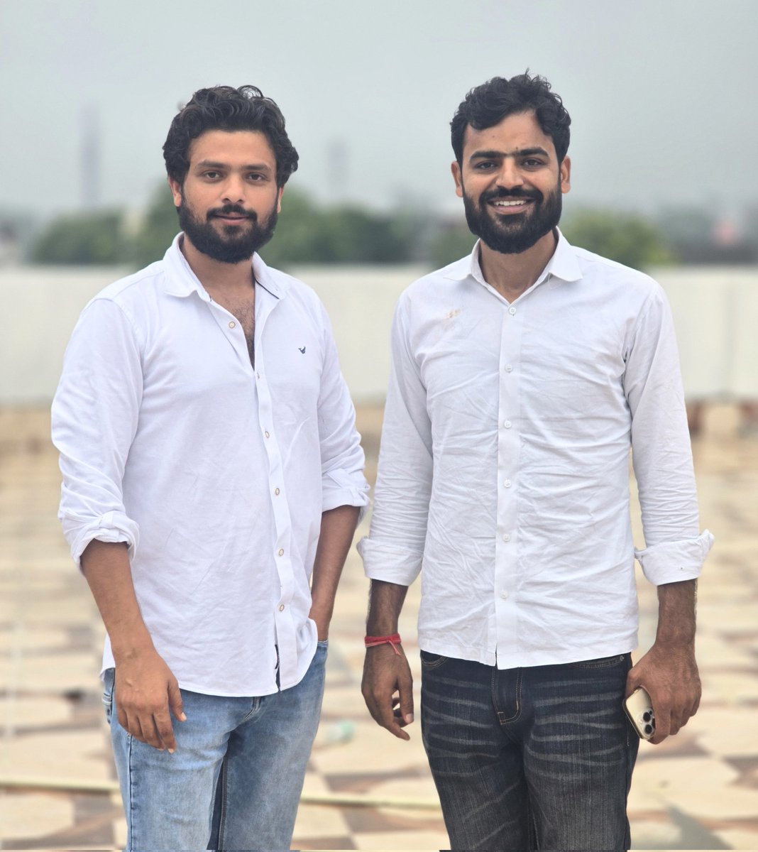 मेरे पास खड़े हुए व्यक्ति पिछले दिनों में तगड़ा वायरल रहे हैं, यह वो व्यक्ति हैं जिन्होंने एक असभ्य और फूहड़ व्यक्ति को उसकी ही भाषा में सबक सिखाया,

यह गुर्जर मोहित नागर हैं जिन्होंने डिंपल यादव जी पर अभद्र टिप्पणी करने वाले मौलाना को बीच डिबेट में रेला था,

आज मोहित भाई के