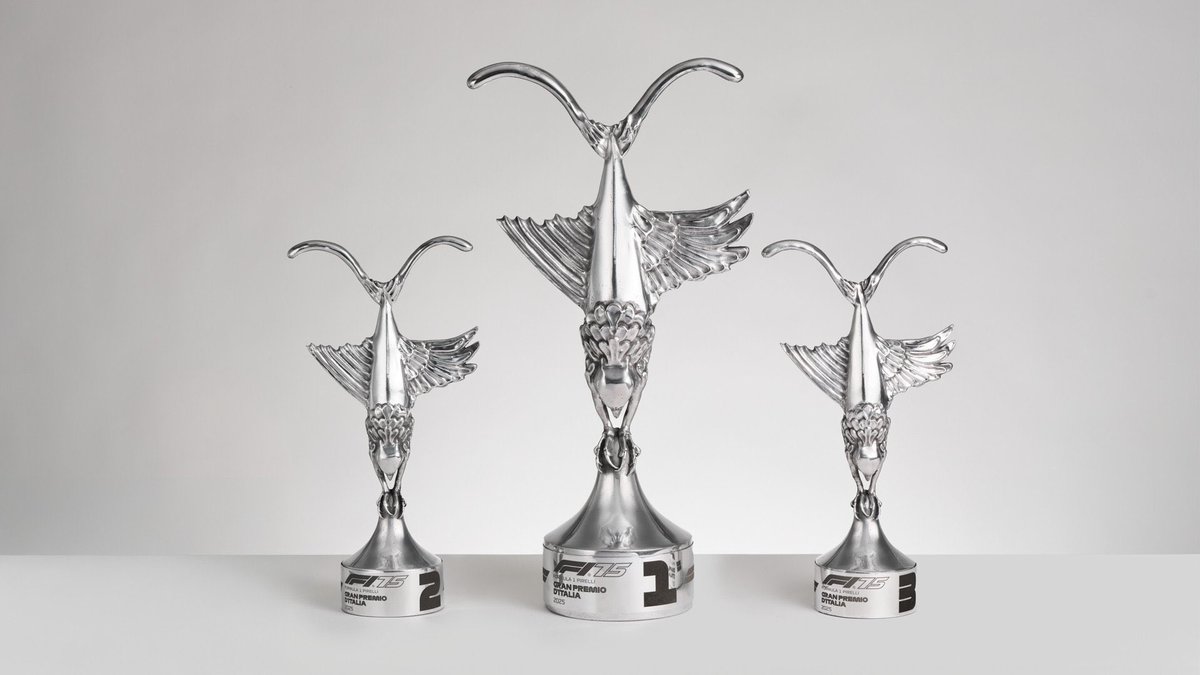 "A ver si me captas, quiero que el trofeo se vea como una sirena, nono, un águila, que no tenga forma de trofeo, solo quiero el aguila con cola de sirena, y ponle aletas en vez de alas, que le salgan  rollo jurel pero solo de un lado, sin fliparse"

El diseñador automaticamente: