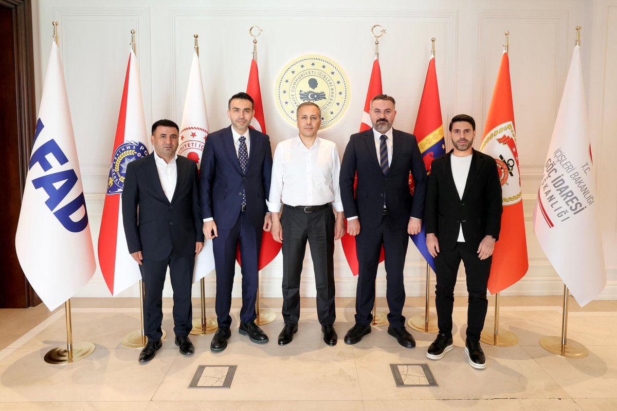 📍 İçişleri Bakanlığı / Ankara

İl Yönetim Kurulu Üyelerimiz ile birlikte, İçişleri Bakanımız Sayın  Ali Yerlikaya’yı makamında ziyaret ettik.
Nazik misafirperverlikleri için Sayın Bakanımıza teşekkür ederiz.