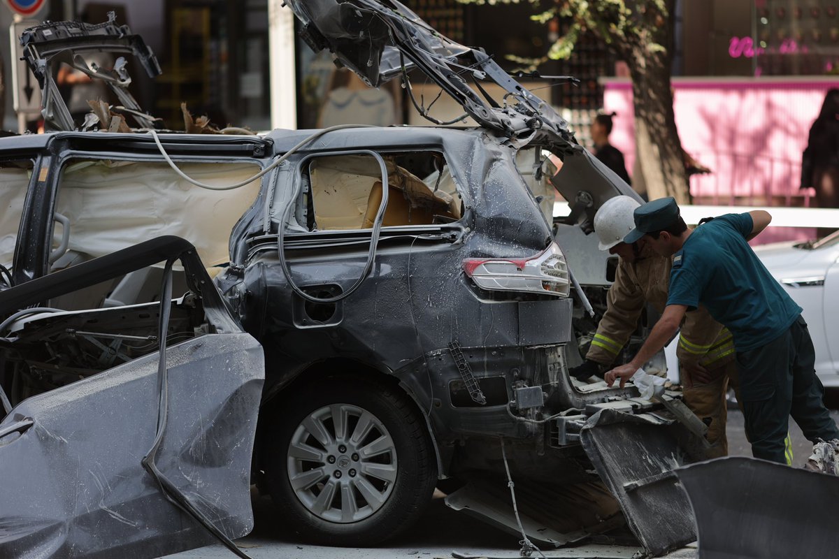 В центре Еревана в машине произошел взрыв. Повреждены соседние машины и автобус. Три человека госпитализированы.