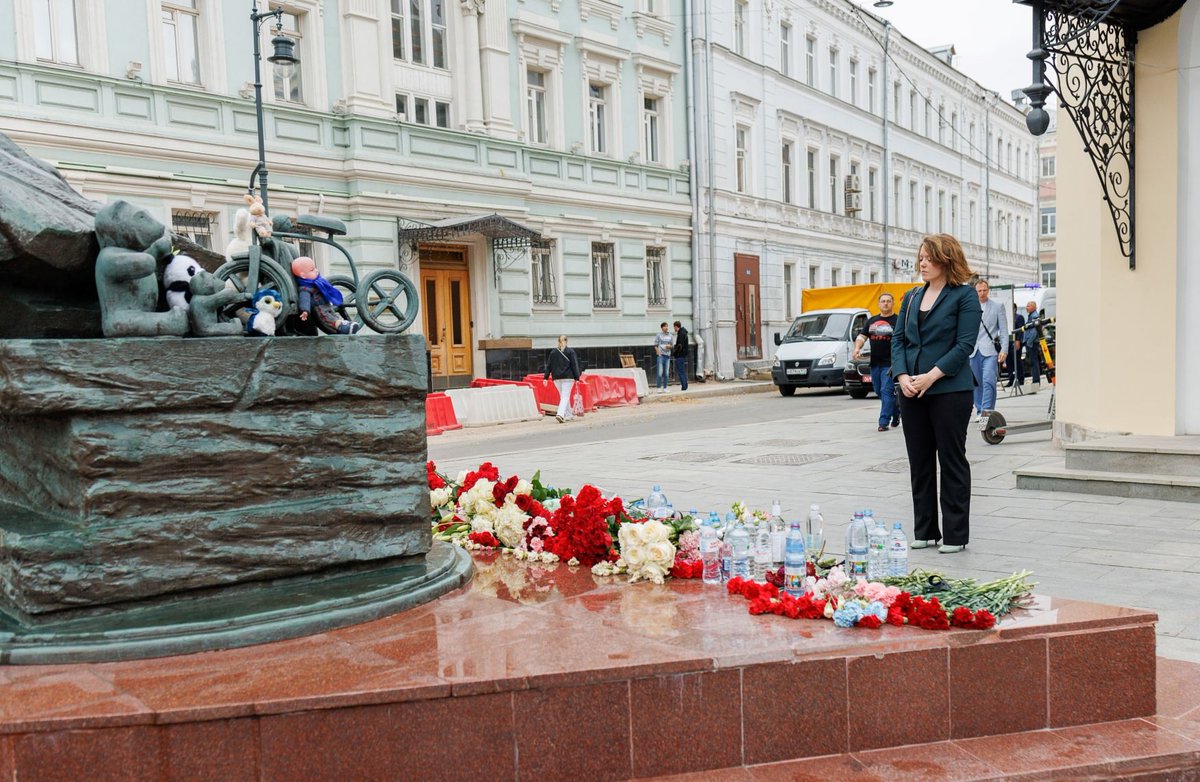 LUinMoscow's tweet image. 🕯️Today the Deputy Head of Mission of the Embassy of Luxembourg in Moscow, Ms Charline Vandermuntert Dispa, joined fellow diplomats in a solemn ceremony at the Beslan memorial in Moscow to honour the victims of the Beslan school tragedy.