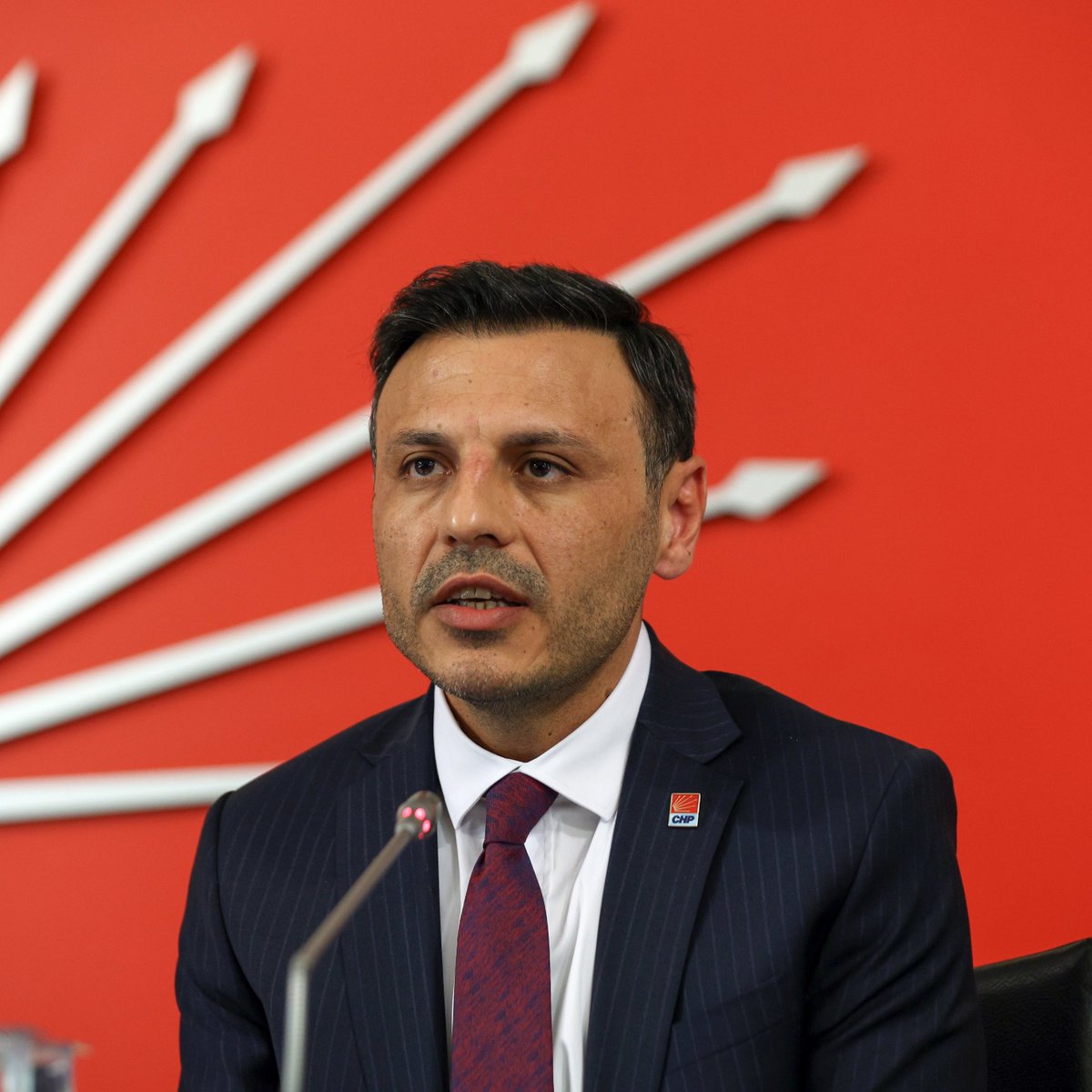 Yönetimi görevden alınan Özgür Çelik: 

"Cumhuriyet Halk Partisi halktır, halkın evidir, baba ocağıdır. Teslim alınamaz."