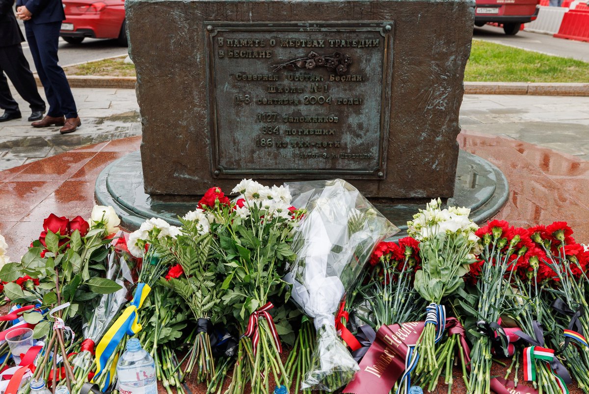 LUinMoscow's tweet image. 🕯️Today the Deputy Head of Mission of the Embassy of Luxembourg in Moscow, Ms Charline Vandermuntert Dispa, joined fellow diplomats in a solemn ceremony at the Beslan memorial in Moscow to honour the victims of the Beslan school tragedy.