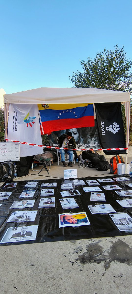 DIFUNDELOYA's tweet photo. 🚨 ¡ÚLTIMA HORA VENEZUELA! 🚨🇻🇪

LO ÚLTIMO 🚨 Han transcurrido más de 40 horas de la  huelga de hambre de los 3 Venezolanos 🇻🇪 desde la Corte Penal Internacional.

¡NO HAY RESPUESTA AUN DE LA CORTE PENAL INTERNACIONAL! https://t.co/6Y0N95D68p