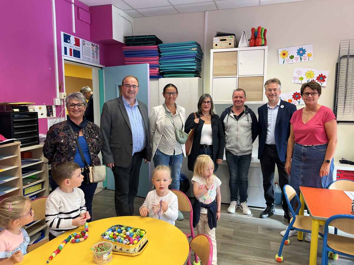 Liesse29's tweet photo. Jour de rentrée à l'école Notre Dame de Liesse, St Renan : visite des élus de la ville de St-Renan qui financent à parité tous les élèves des écoles renanais, un enfant est un enfant. Merci pour ce soutien dans nos missions de service public. https://t.co/qriP6EGYrr