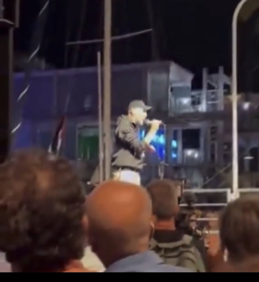 İtalya, Cenova Limanı;
Bir Liman işçisi, Küresel Direniş Filosu’nu Gazze için uğurlarken konuşuyor:

"Eylül ortasında bu filo Gazze kıyılarına ulaşacak. Eğer gemilerimizle ve yoldaşlarımızla bağlantımız 20 dakika bile kesilirse, bütün Avrupa’yı durduracağız.

Bu bölgeden her yıl