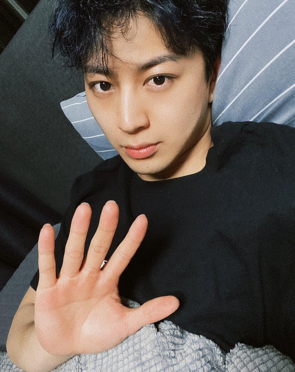 sssong6823's tweet image. 장소는 다르지만 이러고 있음