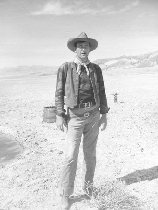 “La valentía no siempre ruge. A veces, la valentía es la voz tranquila al final del día que dice: 'Lo intentaré de nuevo mañana'" 
#fordianos