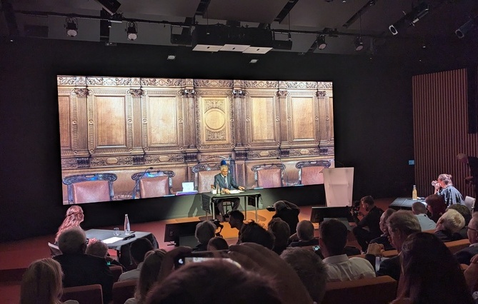 À la rencontre des entrepreneurs, le barreau de Paris fait le procès (fictif) de l’entrepreneuriat
Trois entrepreneurs se sont relayés pour témoigner de leur expérience, avant des plaidoyers endiablés des parties civiles et de la défense. Récit. jss.fr/A_la_rencontre…