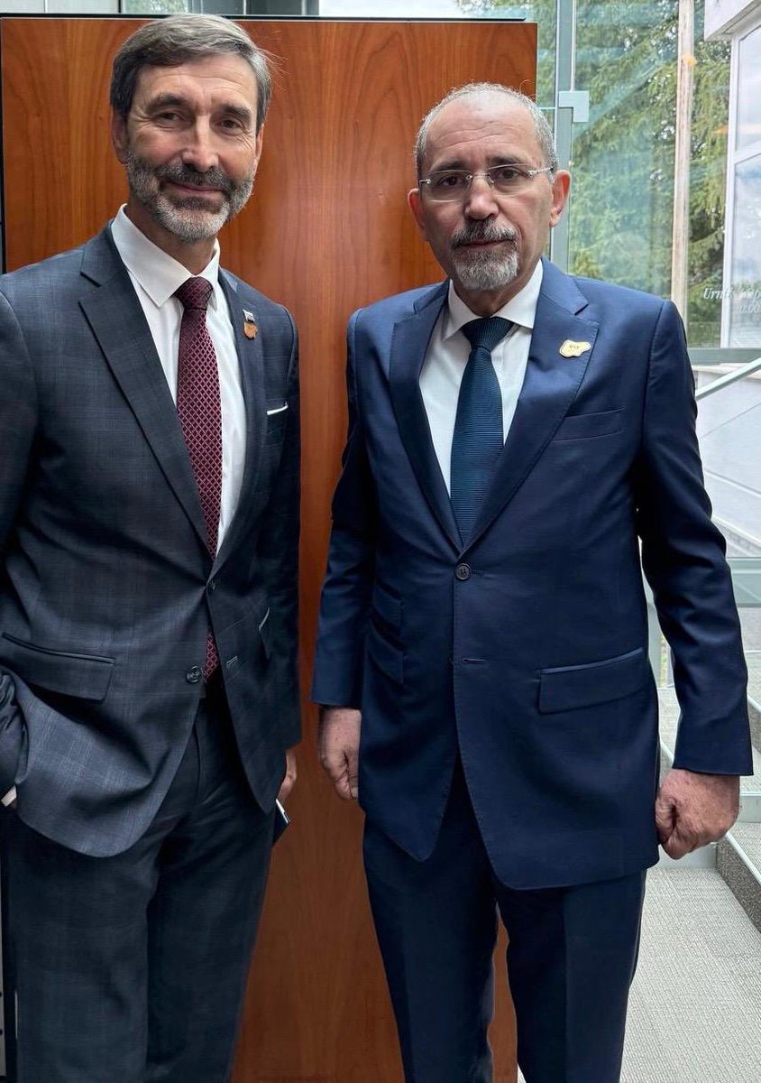 لقاء بين نائب رئيس الوزراء ووزير الخارجية وشؤون المغتربين أيمن الصفدي <a href="/AymanHsafadi/">Ayman Safadi</a>، ووزير الشؤون الخارجية والأوروبية في جمهورية سلوفاكيا يوراي بلانار، على هامش أعمال منتدى بليد الاستراتيجي العشرين في سلوفينيا.

#الأردن 
#سلوفاكيا 
#BSF2025

🇸🇰🇯🇴