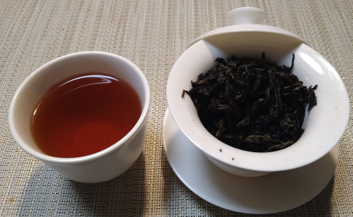 武夷岩茶、肉桂。
一級と書いてあるがどこの決めた一級なんだろうか。焙煎強めで香りは濃厚、煎も続く