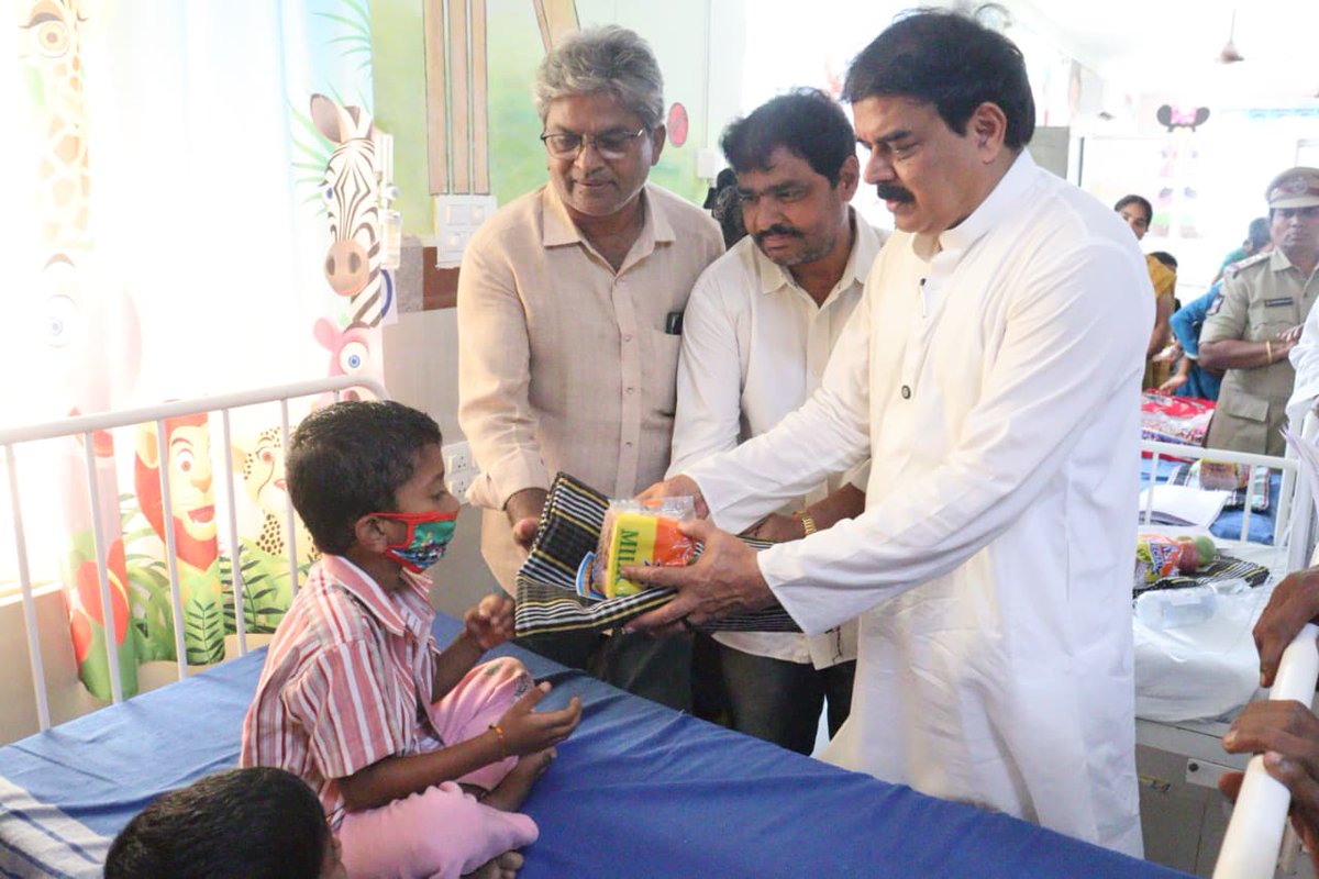 JanaSenaParty's tweet photo. జిల్లా ప్రభుత్వ వైద్యశాలలో ఘనంగా డిప్యూటీ సీఎం శ్రీ @PawanKalyan గారి జన్మదిన వేడుకలు

జనసేన పార్టీ అధ్యక్షులు, ఆంధ్రప్రదేశ్ రాష్ట్ర ఉప ముఖ్యమంత్రి శ్రీ కొణిదెల పవన్ కళ్యాణ్ గారి జన్మదినోత్సవ సందర్భంగా జిల్లా ప్రభుత్వ వైద్యశాలలో  తెనాలి నియోజకవర్గ శాసనసభ్యులు రాష్ట్ర మంత్రివర్యులు శ్రీ @mnadendla గారి ఆధ్వర్యంలో జిల్లా ప్రభుత్వ వైద్యశాలలోని రోగులకు పండ్లు, రొట్టెలు మరియు దుప్పట్లు పంపిణీ చేశారు. ఈ కార్యక్రమంలో కూటమి పార్టీ నాయకులు, కార్యకర్తలు మరియు వీరమహిళలు పెద్ద సంఖ్యలో పాల్గొని సేవ కార్యక్రమాలు నిర్వహించారు.
#HBDPawanKalyan