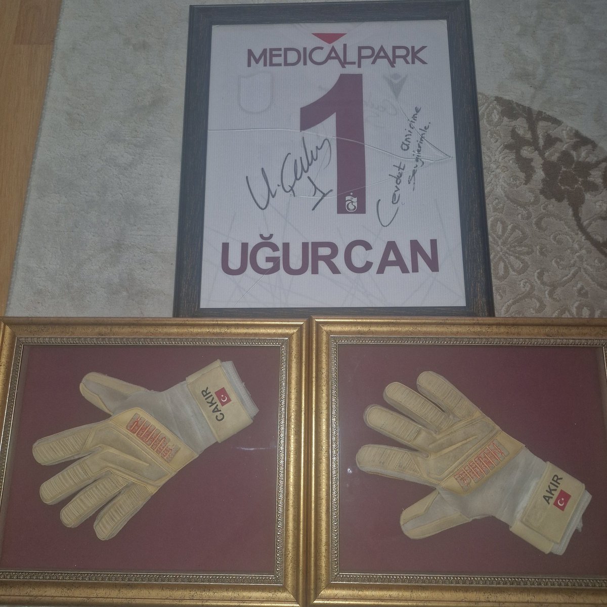 imzalı forması ve ilk profesyonel sezon kullandığı eldivenleri satılıktır. Satılık olanın malzemelerini de satarız  UĞURCAN