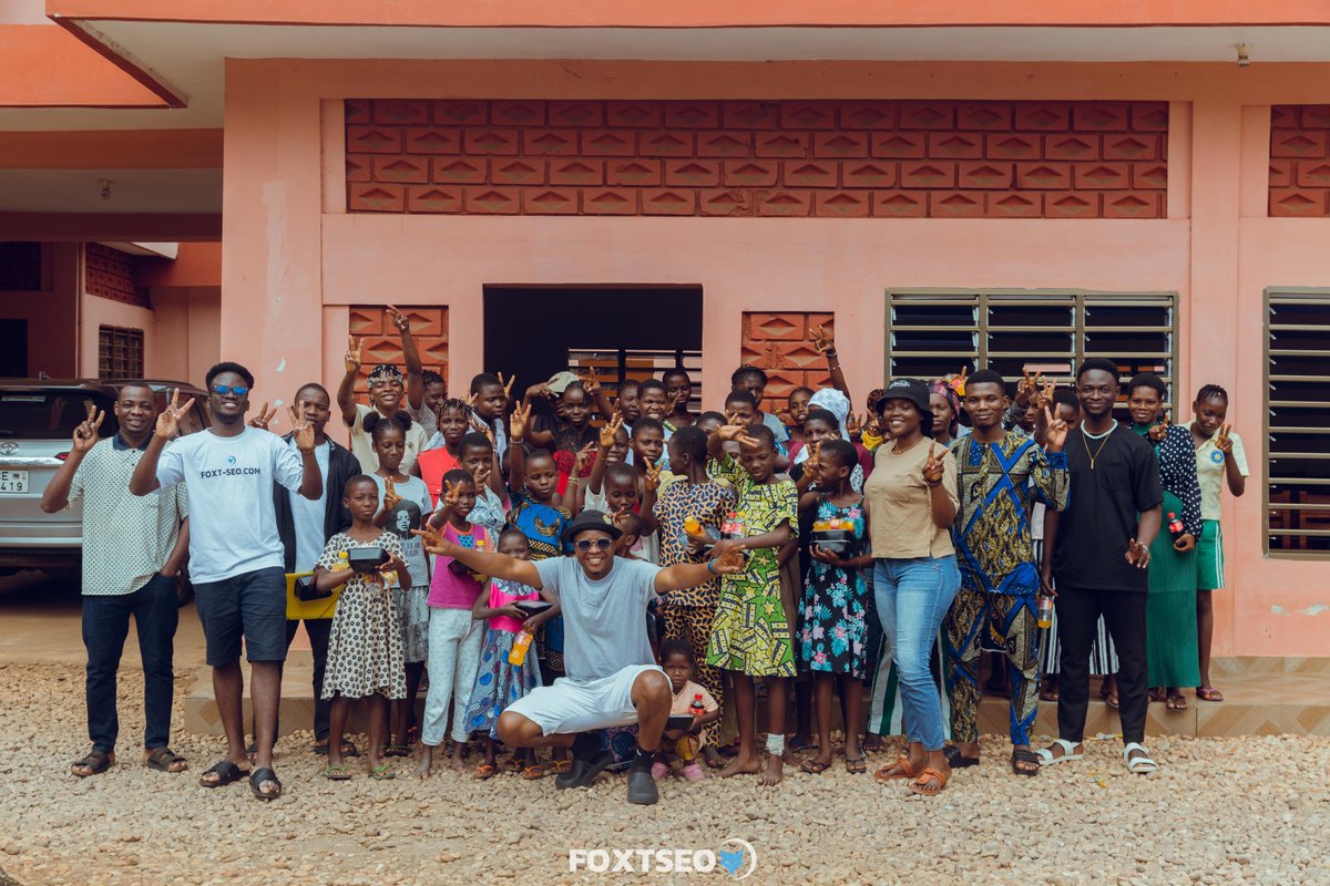 On a pu offrir le déjeuner à 100 orphelines grâce  à vous !
Dimanche dernier, nos équipes ont passé du temps avec deux orphelinats à Cotonou ; il y avait majoritairement des filles (orphelines abandonnées, venues de la rue ou de situations très compliquées...!)

Merci à tous ceux