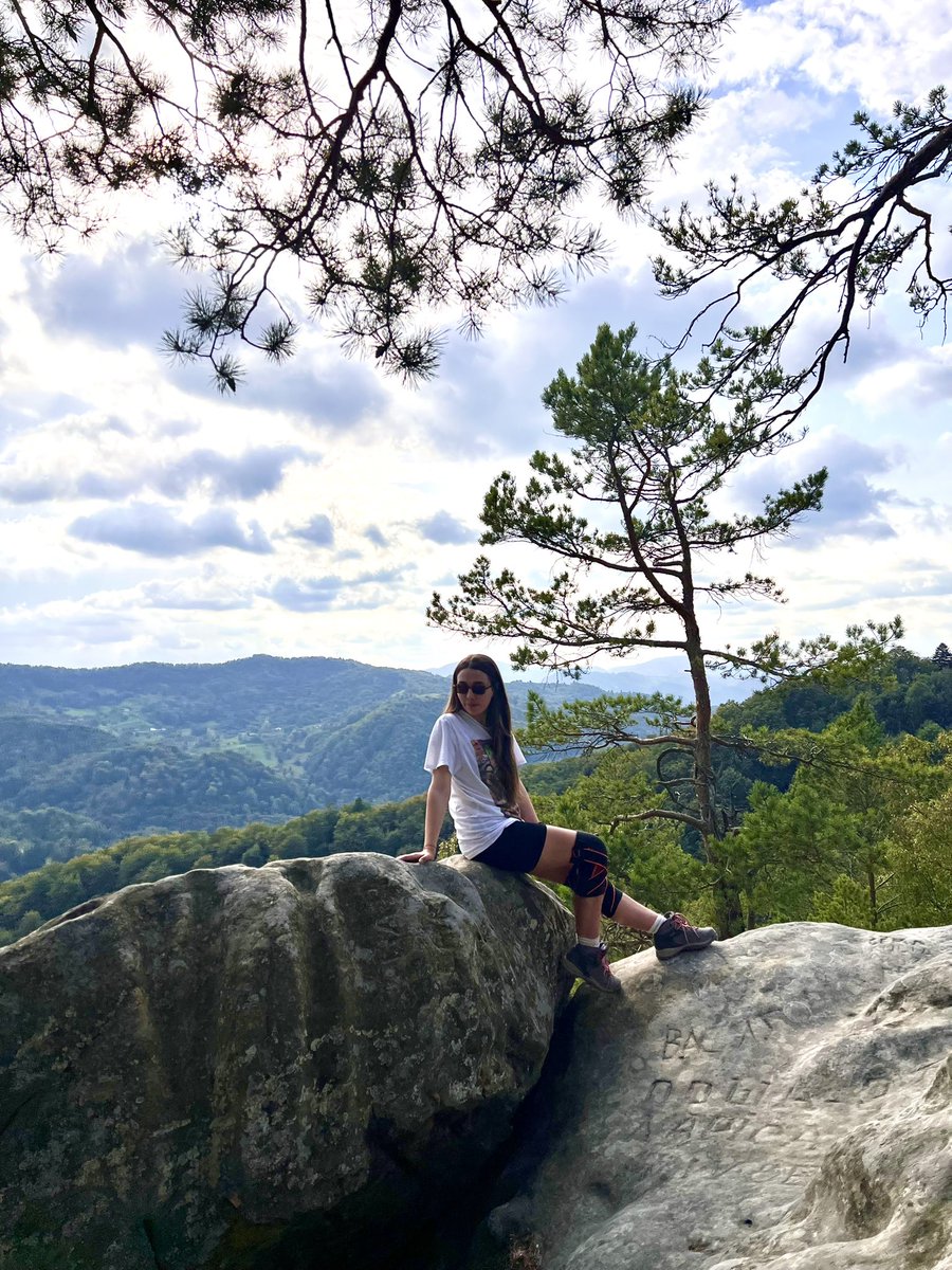 Пішла в далекі гори