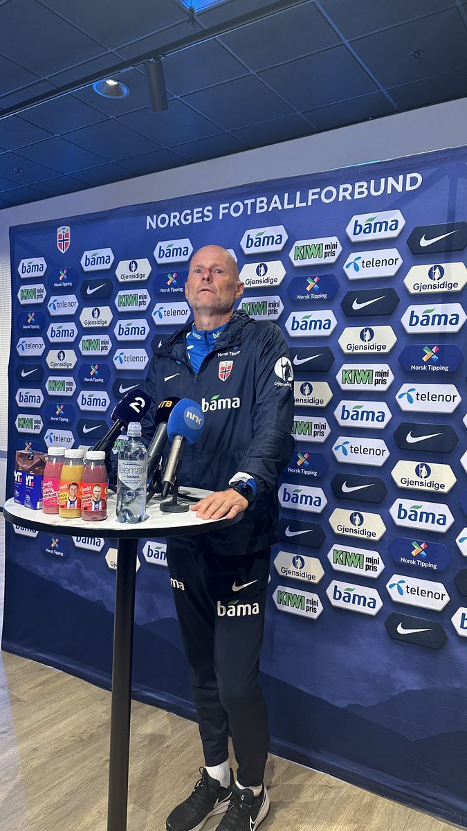 Ståle Solbakken bekrefter at Jørgen Strand Larsen forlater landslagssamlingen. 

Aune Heggebø hentes inn og kan få landslagsdebut.