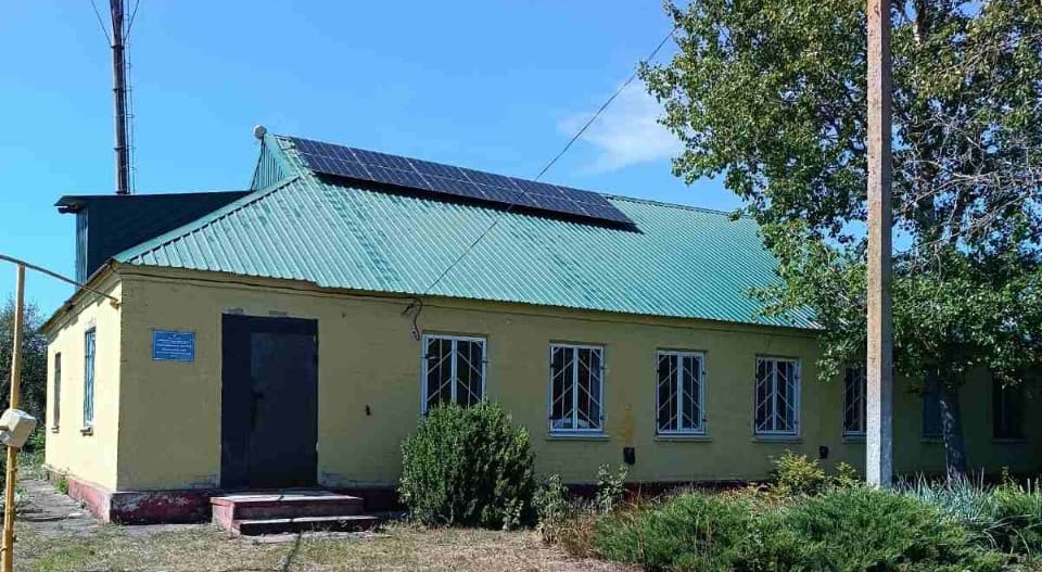 AMCFU's tweet image. ⚡ Des panneaux solaires pour 9 sites médicaux dans la région de Dnipro 🇺🇦

Continuité des soins assurée, même en cas de coupure : éclairage, frigos médicaux, connexion, équipements essentiels.
Résilience face aux attaques ciblées.
#Ukraine #ÉnergieSolidaire #AMCFU