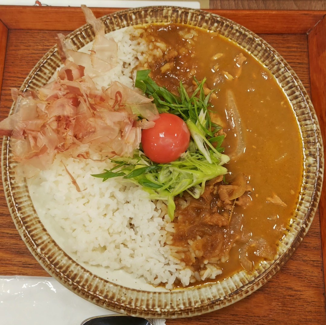カレーだしっ！
シン・おそば屋さんのだしカレー

伊勢丹立川店にOPENした堀江貴文氏プロデュースの専門店🍛
和風なカレーで食べやすく拘りの卵黄や鰹節が相性抜群でとても美味しかったです😆
全４種類のメニューがあり他のメニューも気になりますね！