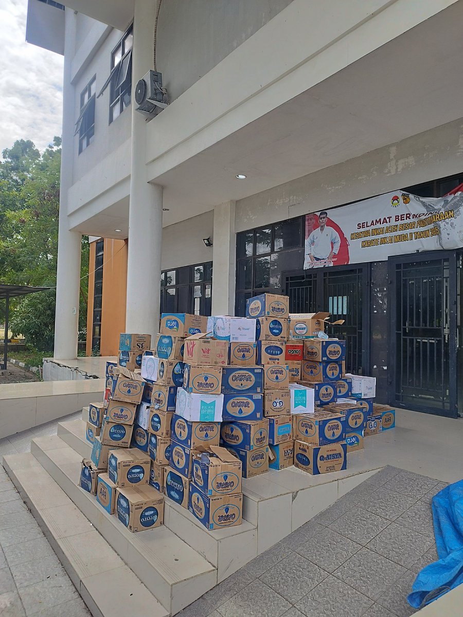 > polisi jarah logistik aksi Aceh 
> Viral
> Dibalikin