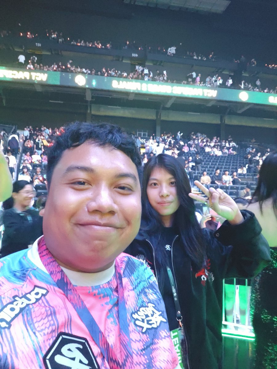 Hello kub clara ! Congrats for another trophy to hold (for bok also) if there are a chance i will come to support irl kub !! Nice to see you again kub pom !! 
Am i in vlog ? kekekeke 
PT.Sorry phone about to broke and my face too excited
 <a href="/declaration_sg/">clara</a>