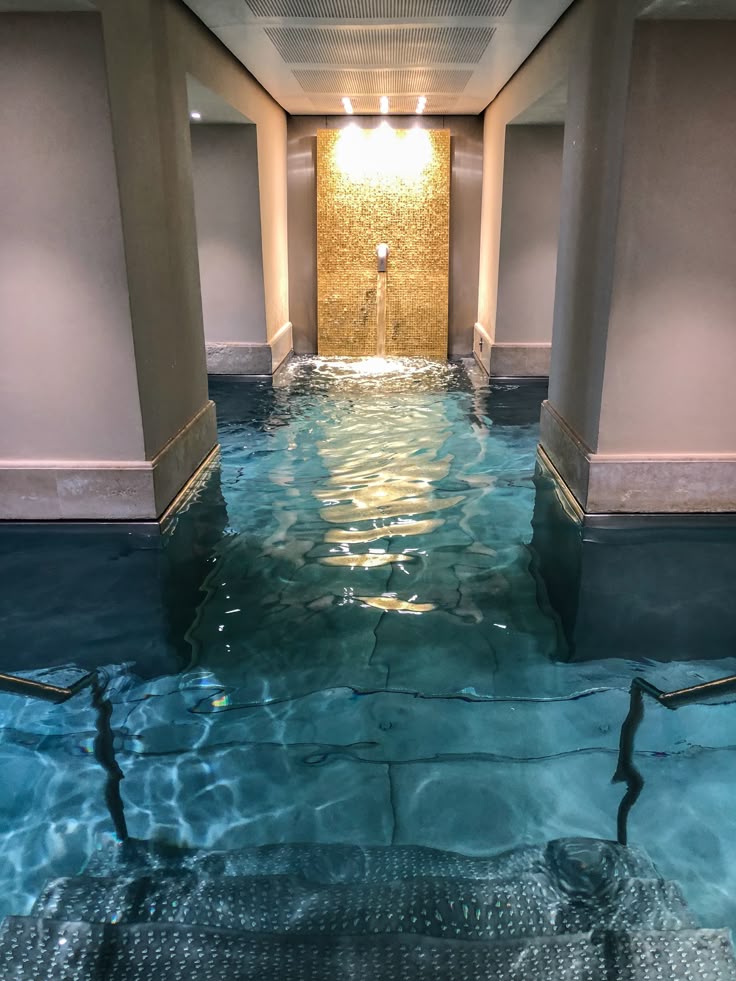 Milfkitsune45's tweet photo. Piscinas de exterior/interior https://t.co/uCMNvDFJqb
