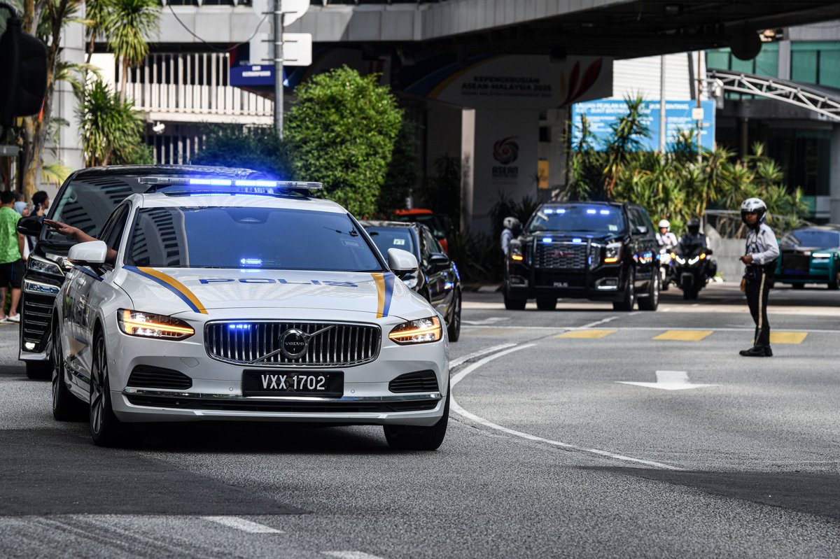 CHIBAKIN__'s tweet photo. マレーシア王立警察

8/25-27にマレーシアを訪問されたブルネイ国王

車社会のマレーシアですが車列の往来時にはきちんと規制を行い、スムーズな車列通過をしており感激でした。笑

国外で見る車列もかっこいい😌 https://t.co/yiXQYVpP3Y