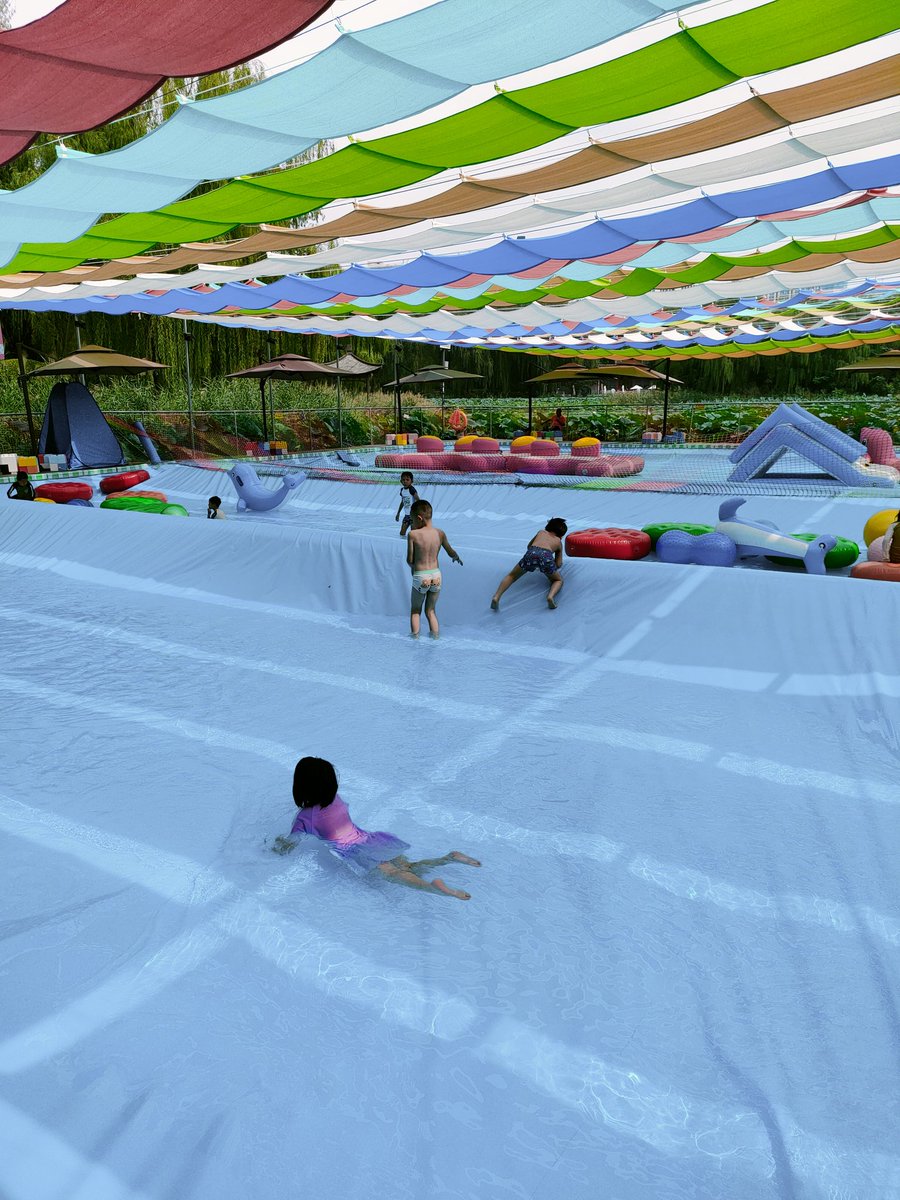 今日はアイさんと双子を連れて柳荫公园のプレイグラウンドへ✨
最初、水遊びじゃない区画で遊んでいたけど、遊び場が暑いこともあり、双子が水遊びを強く希望したので急遽水着を買って（双子水着+ディスポーザブルタオルでトータル50元、1000円くらい）、水遊びした。
双子とも満足して今はぐっすり😁