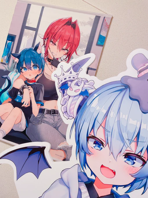 実はタペストリー自分でも買っちゃった チロルニアくんの横に飾ってる