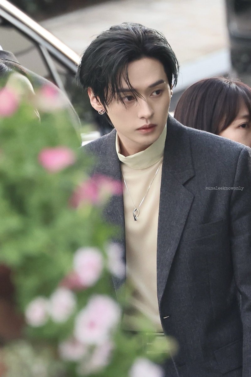 viraleeknow's tweet image. How can someone be so beautiful 

LEE KNOW GUCCI GOLDEN GUEST
#LEEKNOWXGUCCI
#LEEKNOWATGUCCIOSTERIA