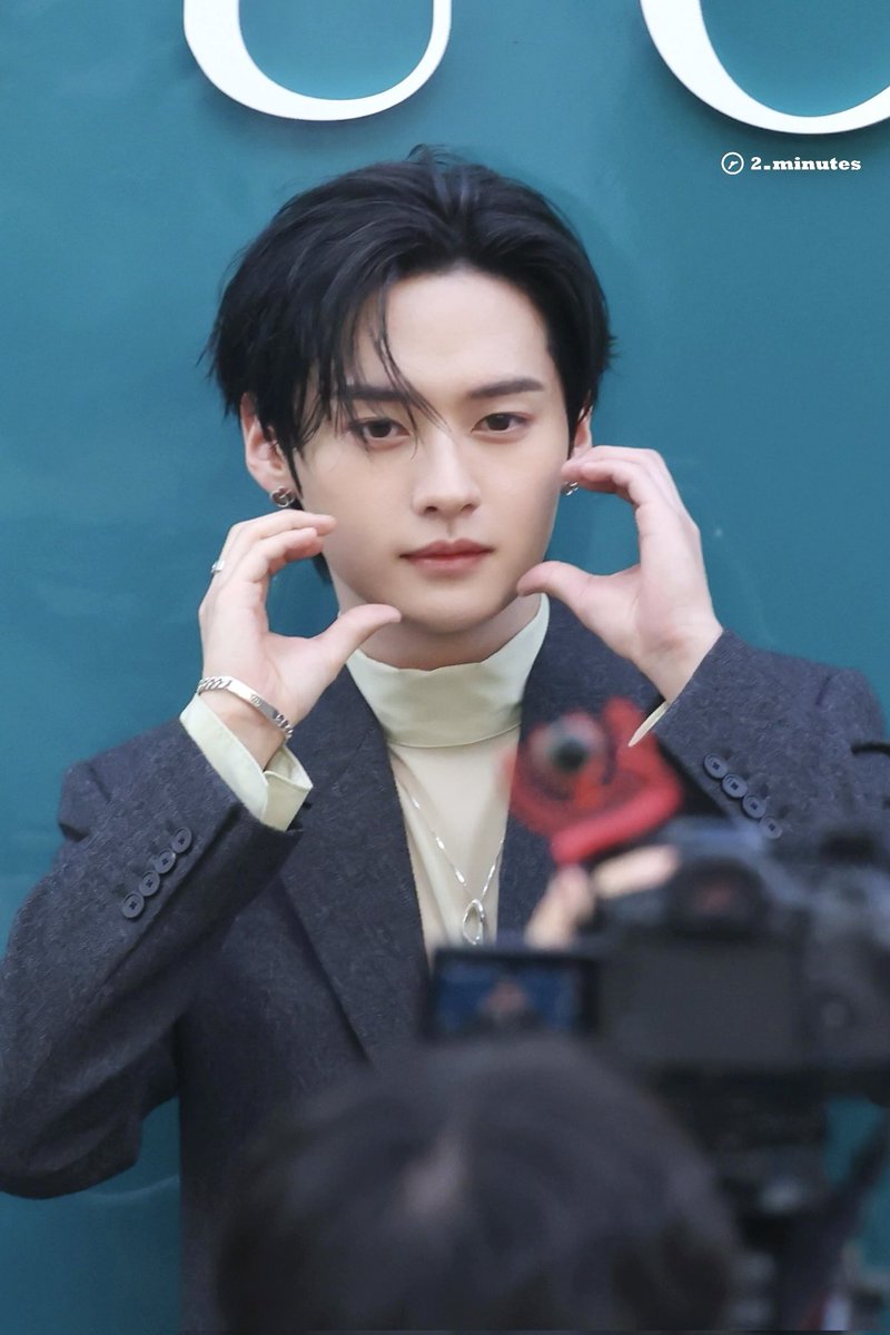 viraleeknow's tweet image. How can someone be so beautiful 

LEE KNOW GUCCI GOLDEN GUEST
#LEEKNOWXGUCCI
#LEEKNOWATGUCCIOSTERIA